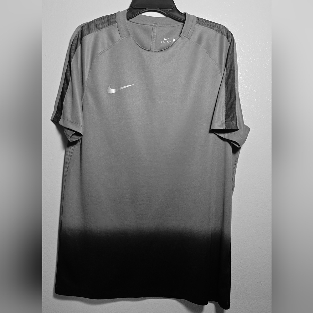Nike Men's Ombre Gray and Black Tee
